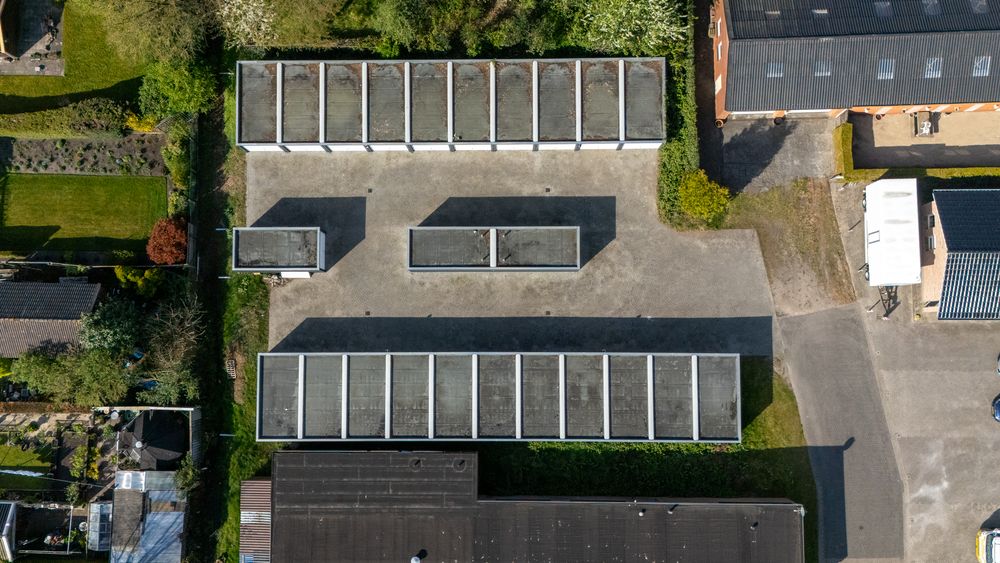 Bovenaanzicht van het overzichtelijke garageterrein
