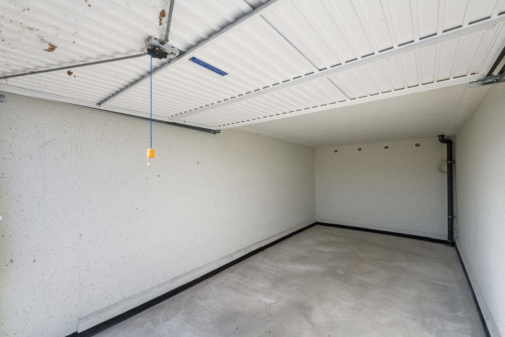 Ruime, lege binnenzijde van een garagebox